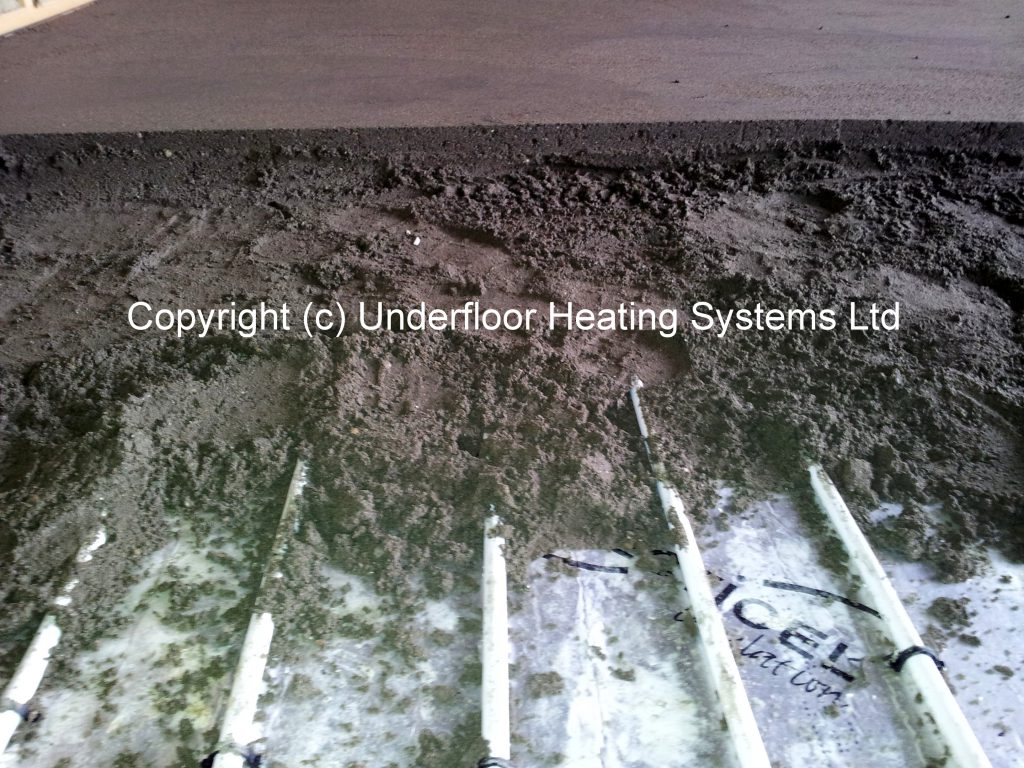 Screed over pipe Hedgebank